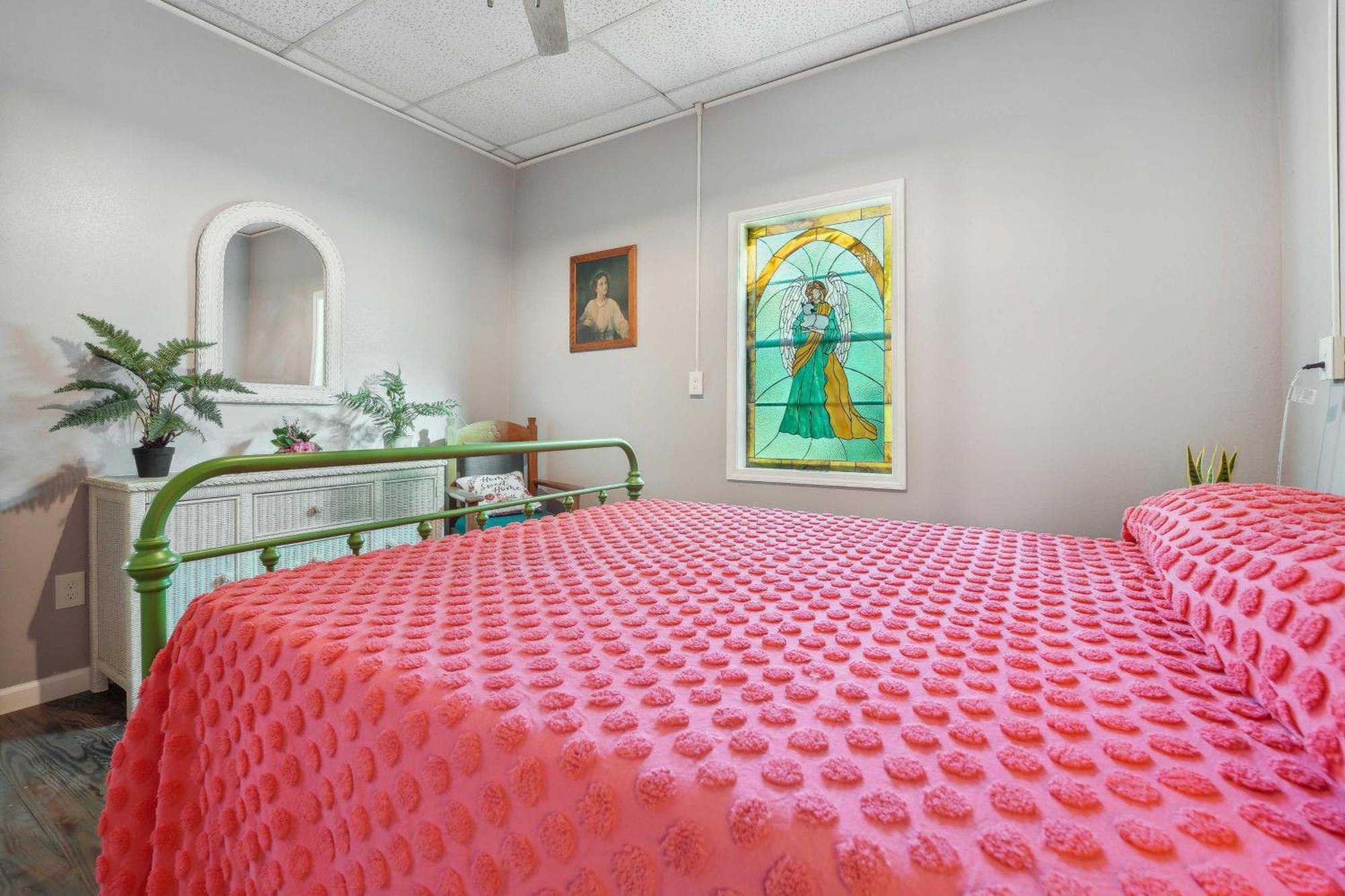 Old Church Retreat With Fire Pit And Air Hockey! Omaha Buitenkant foto